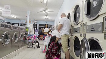 رجل مع العضلات تعطي القطع جار في غسل الملابس في الأماكن العامة