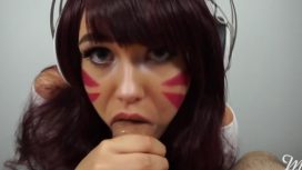 ها هي فتاة تمتص ديك لطيف