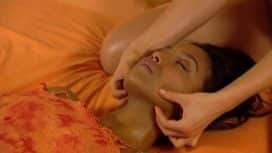 تقوم بتدليك المثيرة لامرأة آسيوية