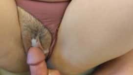 من ديك يقفز الحيوانات المنوية ثابتة على شعر العانة