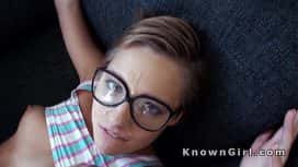 هناك الكثير من الحيوانات المنوية في جميع أنحاء وجهه.