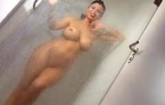 السيدة الجميلة تظهر جسدها عندما تستحم