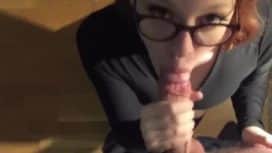 المرأة دائما فخورة كيف أنها تمتص الديك