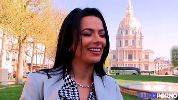 السيدة الأنيقة لديها جنس ممتاز