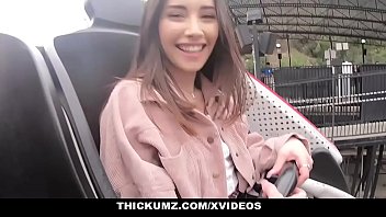 لديه مؤخرة كبيرة وكل الرجال يريدون وضع أيديهم عليه