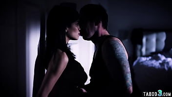 إنها تقدم قبلات لطيفة كل ليلة