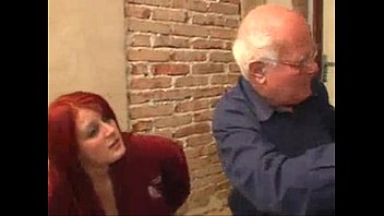 أحمر الشعر الملاعين بقوة مع رجل عجوز مع أن الديك