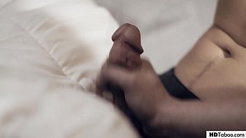 إنها تفرك قضيبه جيدًا لأنها تعرف أفضل طريقة للقيام بذلك