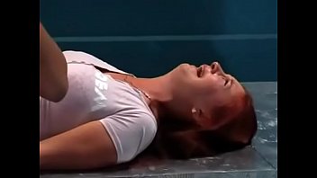 شرطي يربط يدي شابة ويضع السجين ليخترقها