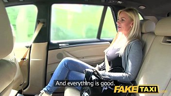 إنها تحب ممارسة الجنس في مثل هذه السيارة الفاخرة