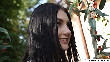 امرأة سمراء في سن المراهقة الملاعين مصور مسن