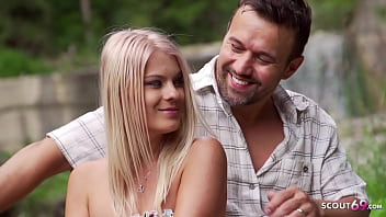 تروح تشتري زبر صناعي يمسكها ينيكها