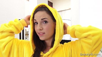 الام تتناك أمام إبنها طبيبة تعلم كيفية نيك