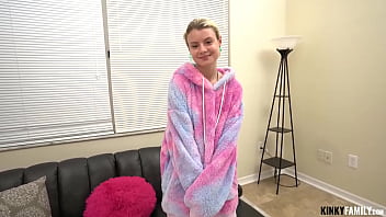 خضعت الشقراء لمدخل الديك في عمق حلقها