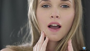 هذه الشقراء ذات الصدور الصغيرة تمتص قضيبًا متحمسًا جدًا