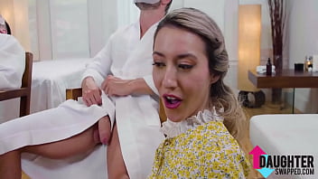 أريكم زوجتي هنا وأنا أشعر بالفضول كيف تعتقد أنها تبدو متصدعة وعارية بدون سراويل داخلية