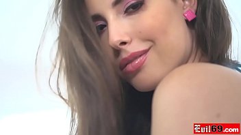 الأم التي تضع يدها على ديك ربيبها لترى كيف ينبض الدم فيها في لحظة الإثارة