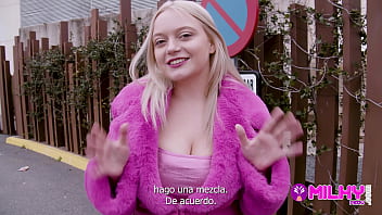 ينام مع أخته ويستيقظ القضيب أثناء الليل ويضعه في الهرة الصغيرة