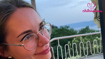 نيج بنت إلى بنت لعب الفيديو مع إبنت خالته