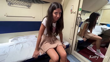 يخرج دمه من كسها شخص ينيك نساء ثنين جميلات