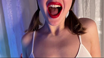 لن يخيب ظنك هذا الهرة الضيقة أبدًا بمهاراتها وأشكالها اللطيفة