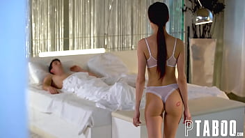 يستخدم يديه لتقسيم قطعها ويخترق بوسها بخفة شديدة