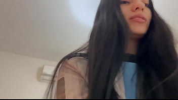 العثور على شي تحت ينكيك اخته عندما تدخل عنده