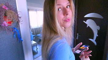 المرأة المبتدئة التي تضع أسنانها على القضيب عندما تمتصه