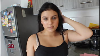 كانت هذه هي المرة الأولى التي يدخل فيها مثل هذا القضيب الكبير في مؤخرتها