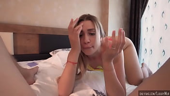 هذه السمراء، مفتونة بشفتيك، تمتص قضيبك جيدًا